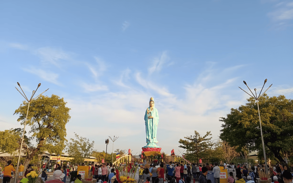 Các ngày Rằm, mồng Một và dịp lễ Phật lớn là thời điểm lý tưởng để bạn cảm nhận bầu không khí náo nhiệt mà không kém phần linh thiêng nơi đây